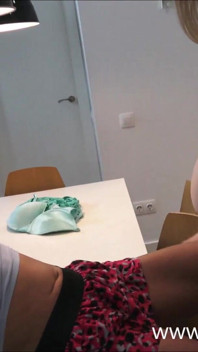 Gorąca gospodyni rucha pasierbicę sąsiada