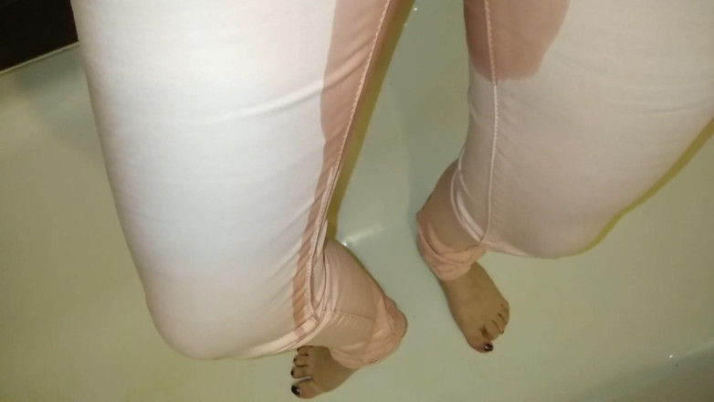 RavenBigAss: Pizdă tânără păroasă pedepsită pișându-se în ereme roz