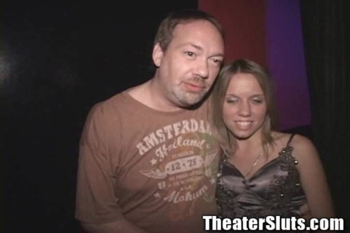 Theater Sluts: 小さなTitty PetiTe良い女の子を喜ばせる年上の男性のコックに劇場輪姦