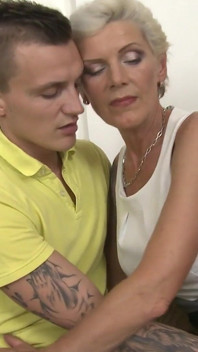 Irenka, mamie élégante et sexy, se fait baiser par son garçon-jouet