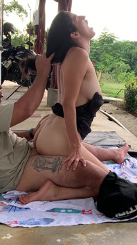 Menawarkan uang tunai ke pacarku dengan imbalan uang sama aku