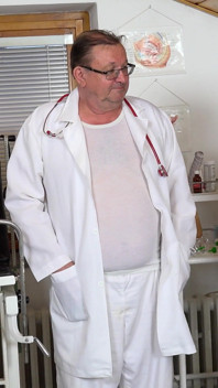 Roztomilá teenagerka Little Eliss si užívá skutečný třesoucí se orgasmus v gynekologické židli