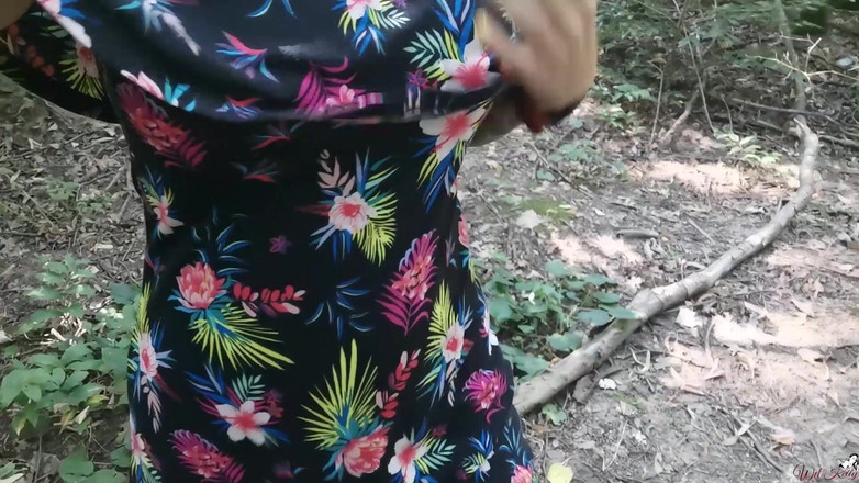 Wet Kelly: 숲에서 오줌 싸는 걸 좋아하는 밀프