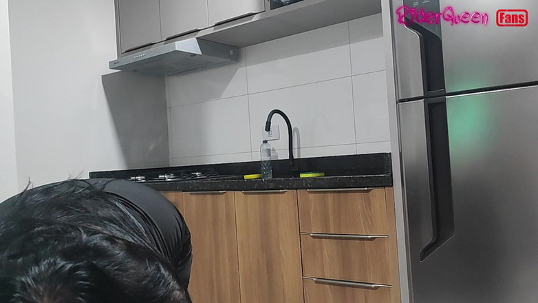 Riderqueen: Madrasta viajando, fãs solo em câmera lenta, na cozinha