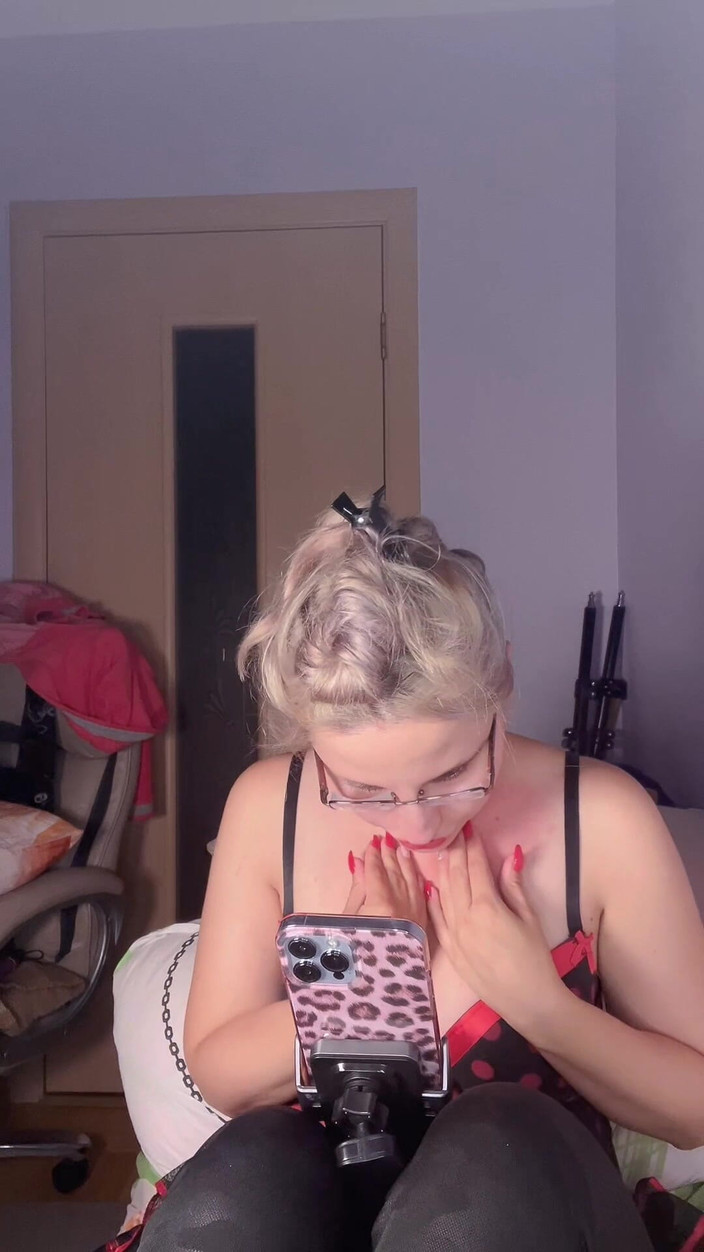 FinDom Goaldigger: Icke nakna bröst missbruk