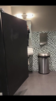 Mijando na sala do aeroporto antes de ir para a Alemanha