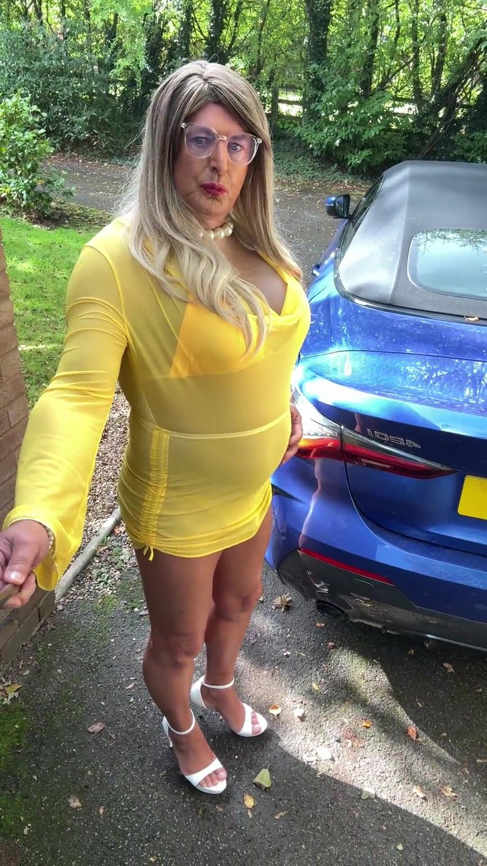 Kellycd2022: Сексуальна kellycd2022 в жовтому прозорому платті та на підборах