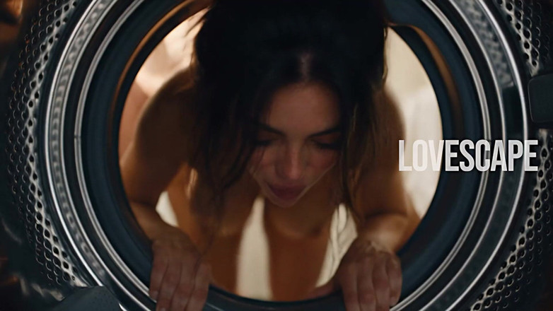 Lovescape: Uvězněna v pračce, zachráněna tvrdým ptákem