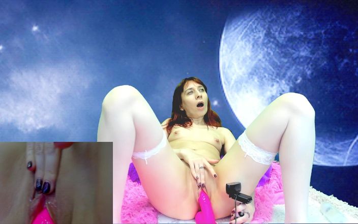 Nicolette69w: Ela brincou com um vibrador rosa e gozada no orgasmo...