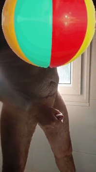 Beau Gosse, Mature, Potelé Avec Une Grosse Bite Grosse, En Train De Me Raser La Bite Et Les Œufs Sous La Douche En Gros Plan