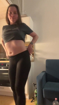 Dra ner dragkedjan på din sexiga rumpa i leggings