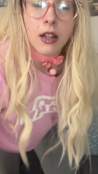 穿着运动裤自慰