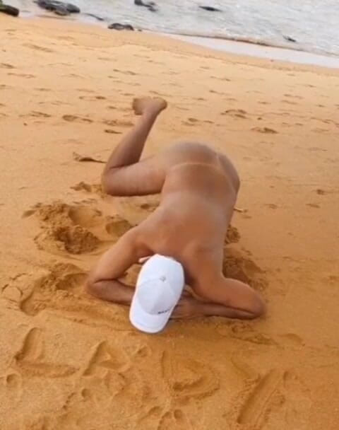 Ladysilvas: Naakte ladysilva op het strand pronkt met haar gebruinde hete...