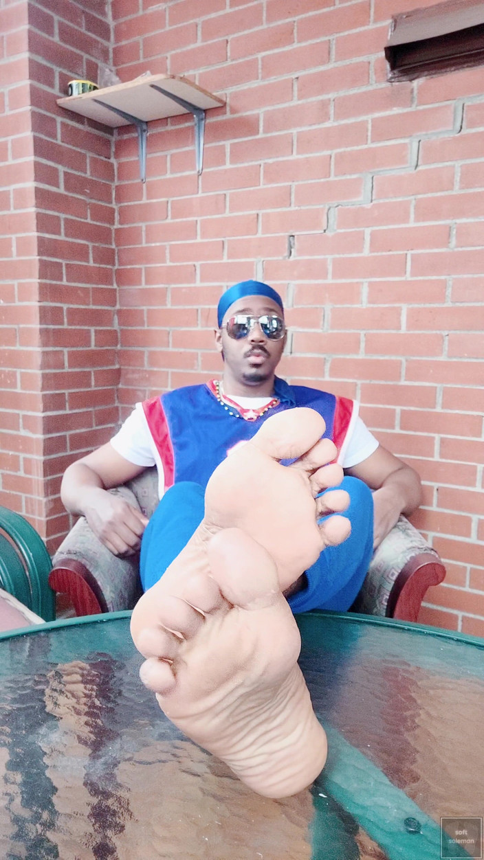 Soft Soleman: 我摇晃并揉搓我的男性脚 （2025）