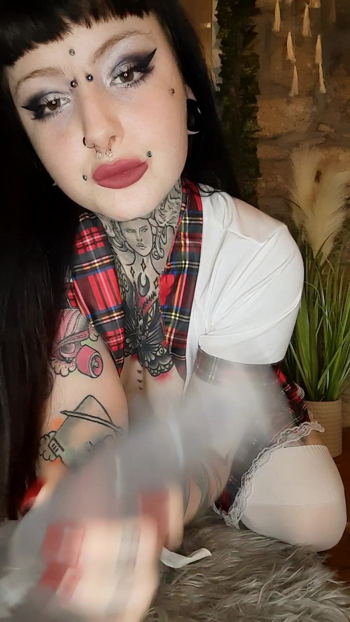 Yourfavecumslut: 딜도를 타고 있는 고스쿨걸