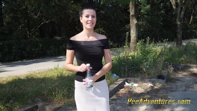 Pee Adventures: Elle est tellement excitée par la réunion qu'elle a oublié...