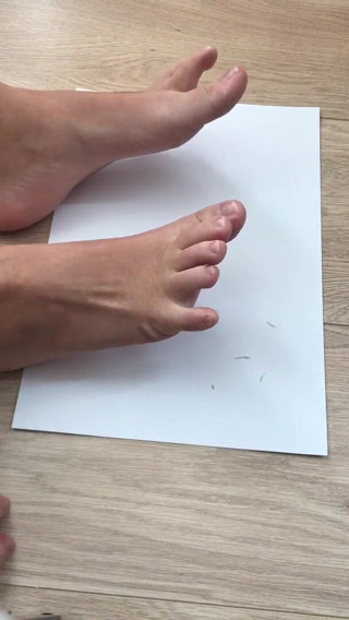 Rolling Stones Feet: Toenail clipping dutch young girl