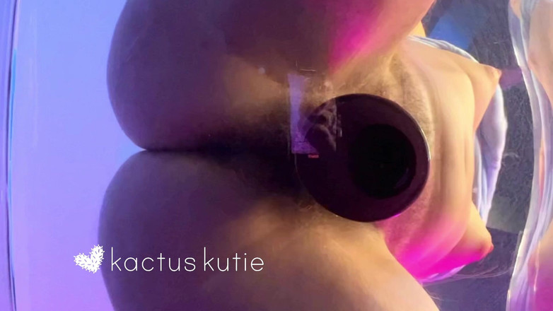 kactus kutie: बालों वाली डिल्डो स्पष्ट कुर्सी पर सवारी कर रही है