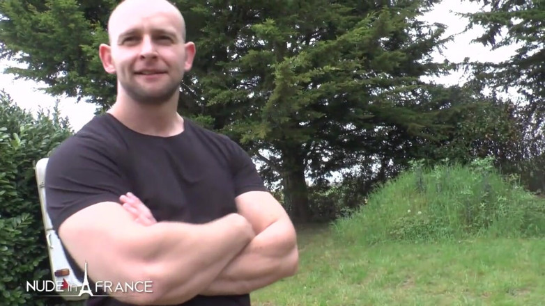 Nude in France: 夫は、ぽっちゃりしたブロンドの妻を性奴隷として、どこでも彼女を台無しにする準備ができている別の男に与えます