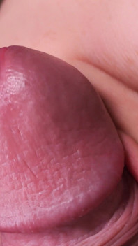 543 Extrem närbild asmr läppstift avsugning från lekfull slampa Anya