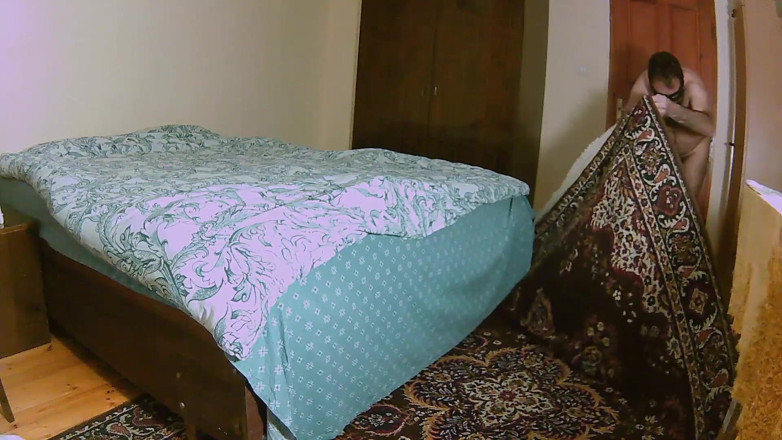Earl Smile: Earl pulisce la camera da letto con un bagno di...