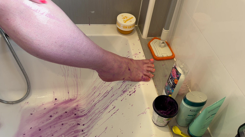 barefootongrass: Cewek semok dengan toket besar alami lagi asik mandi sambil...