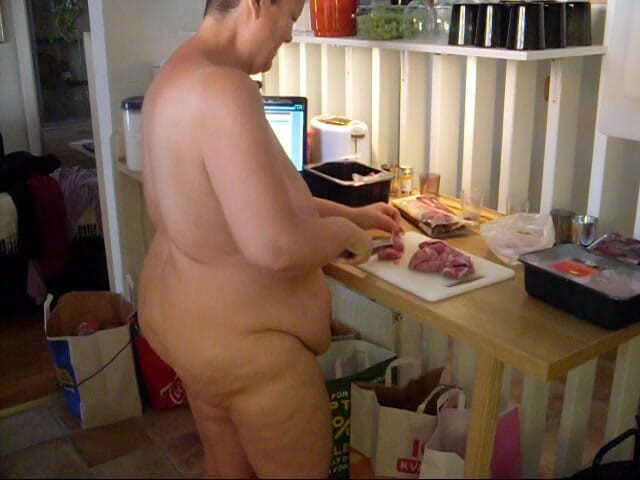 Sex hub couple: Jen lagi asik potong daging sambil bugil