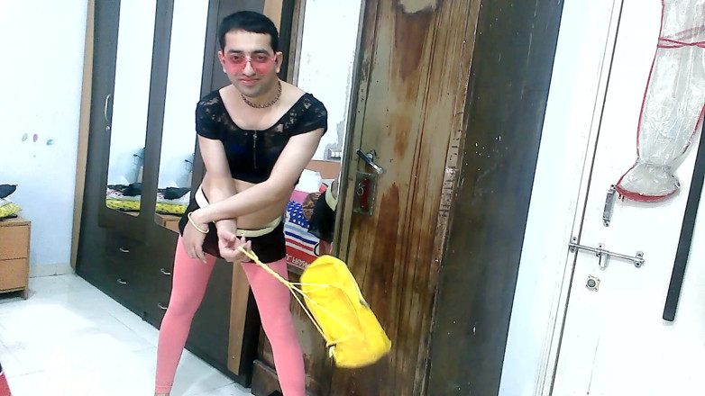 Cute & Nude Crossdresser: Si banci crossdresser femboy Sweet Lollipop dengan pakaian kecil yang...
