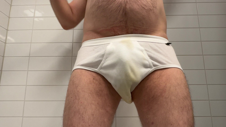 Beardedcummer: Papa pist in zijn nieuwe witte slip