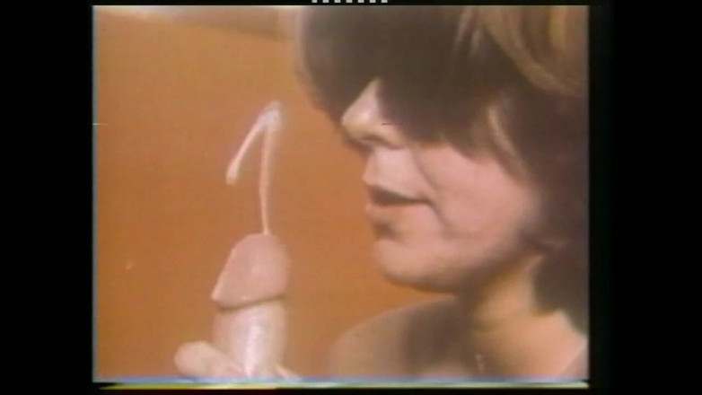 Vintage megastore: 小さなおっぱいのブロンド熟女が大きなビンテージコックによって毛深い猫に犯され、射精されました