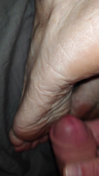 Băiatul din nailon inseminează tălpile picioarelor mele vechi
