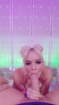 Roztomilá blondýnka Kenna James kouří péro až do konce