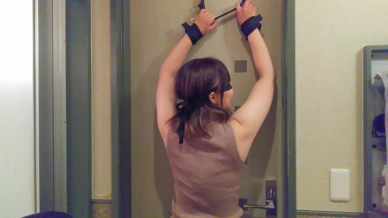 tomometal65: Femme mariée chatouillée, derrière, habillée
