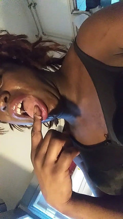 Anoniema Rose: Anoniema rose - rosa leder-transvestiten-action