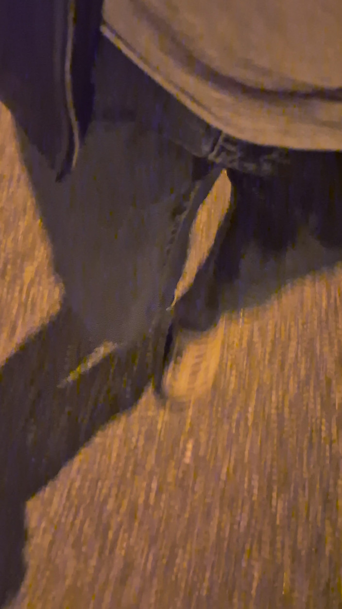 Norsken77: Pisciare con i jeans all'aperto
