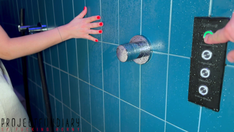 Projectsexdiary: Kurvige dame im seiden satinkleid wird nass und transparent - badezimmer-sex -...