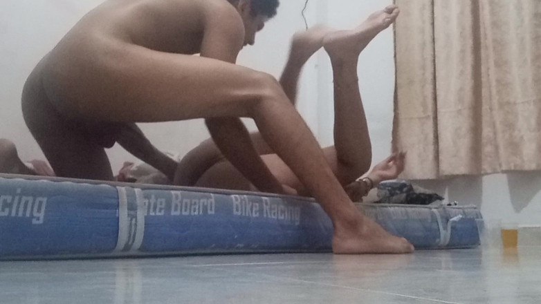 AngyAmazon: 18anni mette il letto sul pavimento per evitare sua madre...