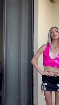 Blonde reife dünne milf auf dem balkon necken