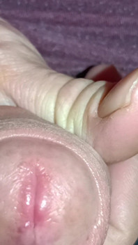 Z bliska Wielki kutas wanking, obrzeża, cumming oglądanie porno - Rockard Daddy