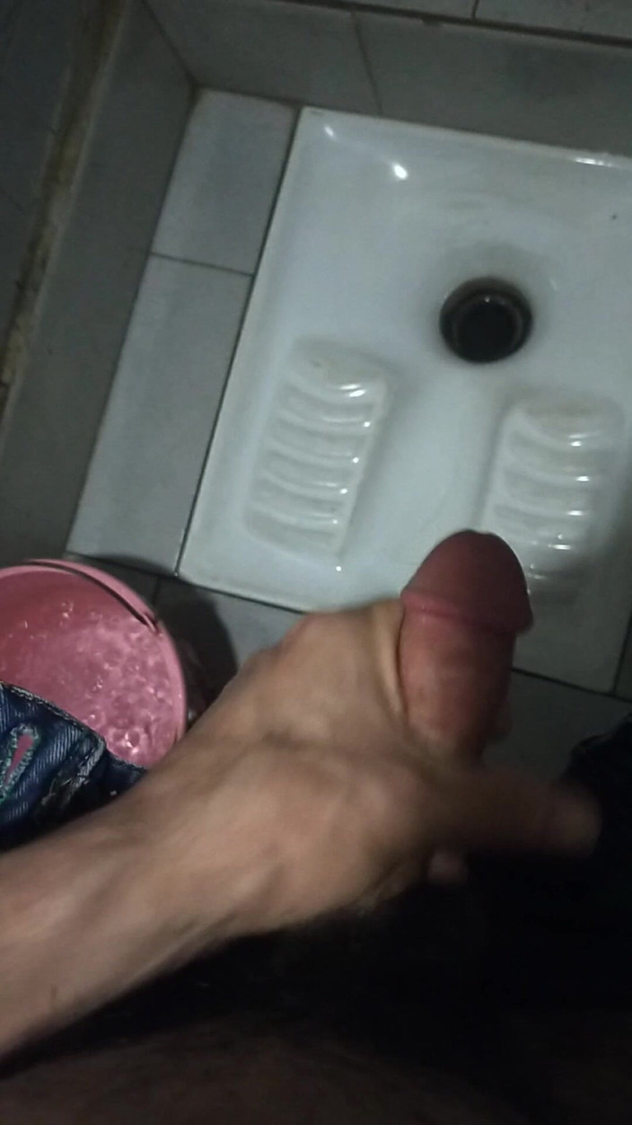 Morocco: Masturbazione ed eiaculazione in bagno