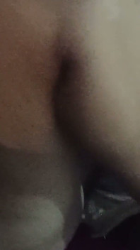 Người bạn cọ xát con cu của anh ấy vào âm hộ của tôi và đụ tôi trước mặt cuck của tôi