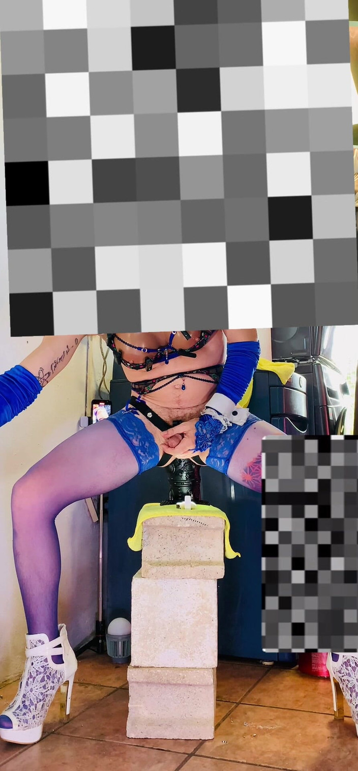 Benito414: 大奶子饥渴人妖在户外被干菊花