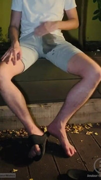 Amatér Twink v Adilette Sandals se zvlhčí na zahradě a vytáhne jeho ptáka