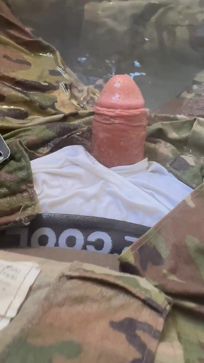Gay Soldier Stuff: Erstes piss-pinkel-video! Schau zu, während Armeespezialist in eine Wanne in...