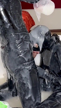 Jugando en semen con nena sombría, completo - Alex Latex