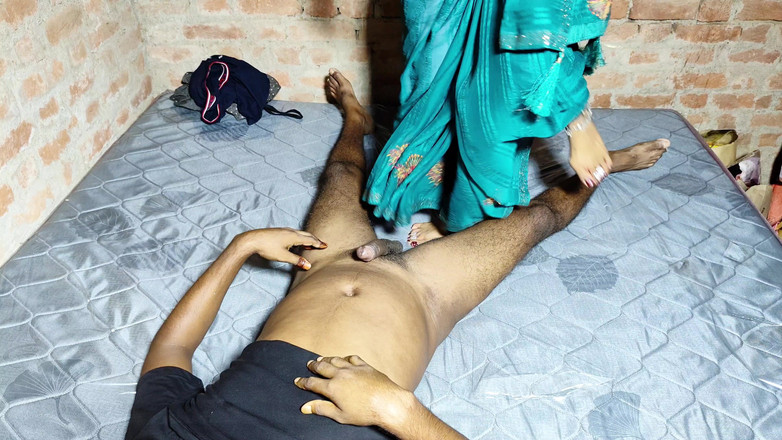 Shivanibaby: Bhabhi mi invitò a casa sua per cena e si...