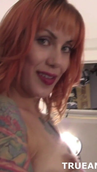 Ragazza tatuata con testa di metallo che mostra il buco del culo amatoriale