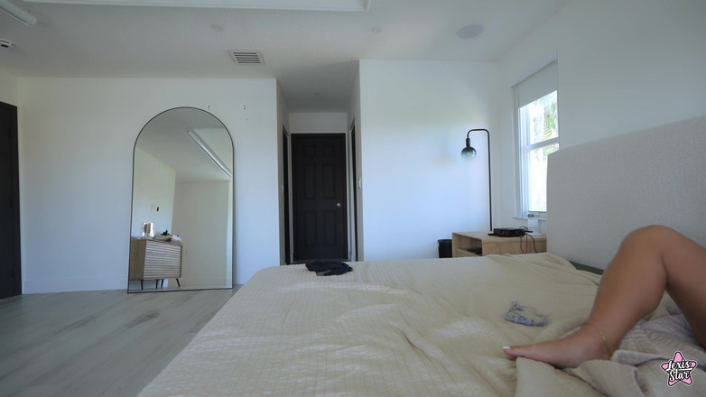 Lexis Star: Grande culo latina mi fa scopare mentre legge il suo...