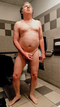 American_nudist: 공중 화장실에서 사정