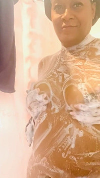 Vieni a fare una doccia con Peachy